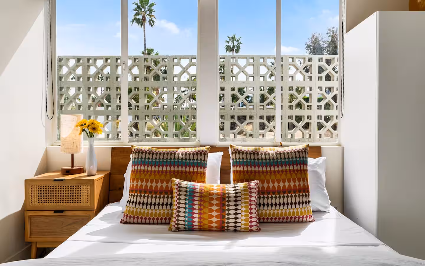 House of the Sun - MCM Home With Pool + Hot Tub. 3 bed + 3 bath