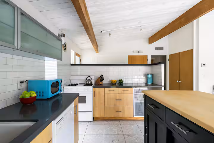 House of the Sun - MCM Home With Pool + Hot Tub. 3 bed + 3 bath